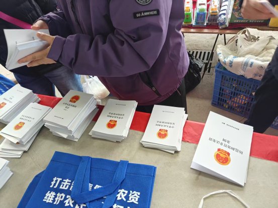 送法下鄉(xiāng)入民心 憲法護(hù)航鄉(xiāng)村興——市農(nóng)業(yè)農(nóng)村局“憲法進(jìn)農(nóng)村”活動(dòng)走進(jìn)烏古區(qū)水田鎮(zhèn)
